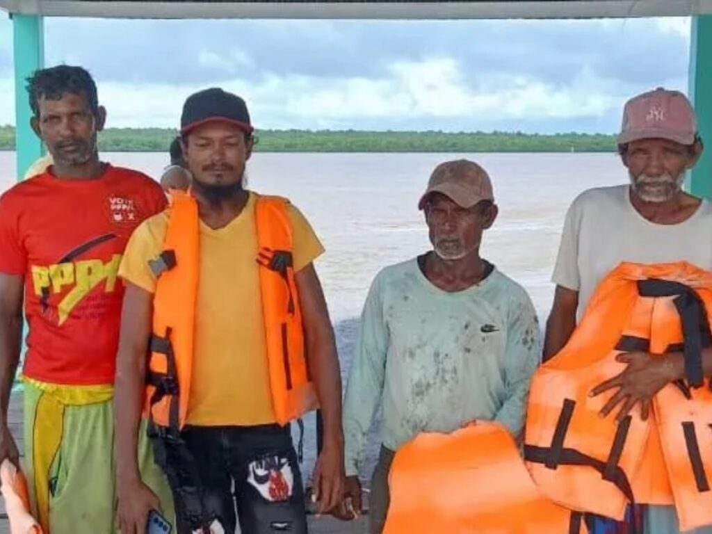 FOUR FISHERMEN RESCUED AFTER VESSEL SINKS IN ATLANTIC OCEAN 2 collage 2026 05 21T090412.004